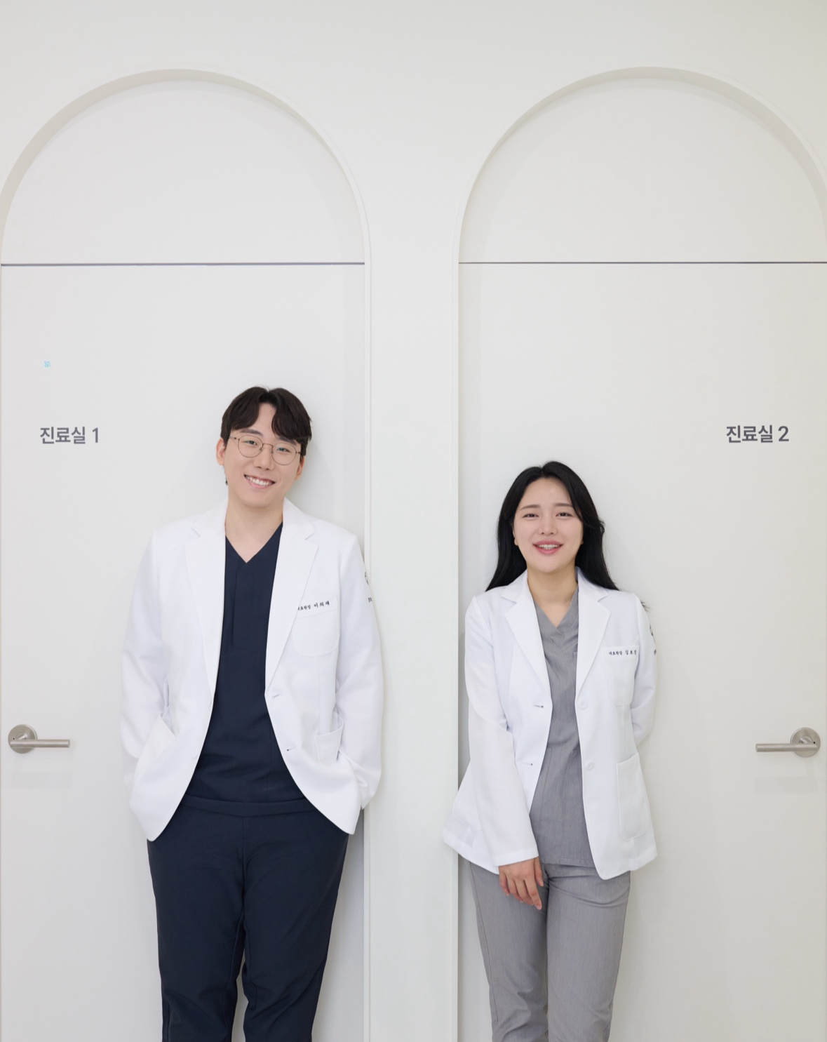 경희유일한의원 진료실 앞에서 촬영한 의료진